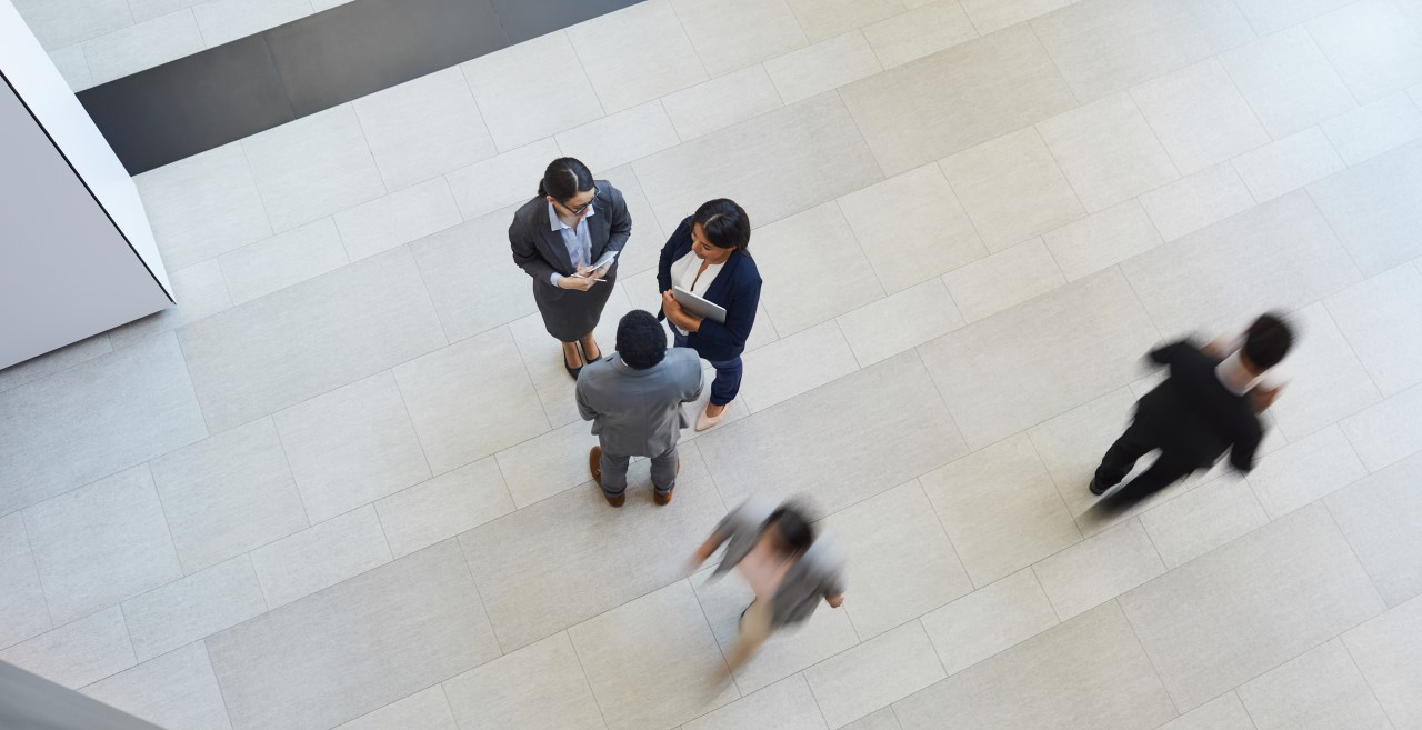 collegues-discutant-hall