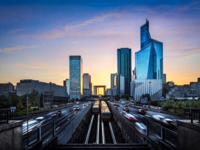 Skyline moderno al tramonto, con grattacieli in vetro che riflettono luce dorata