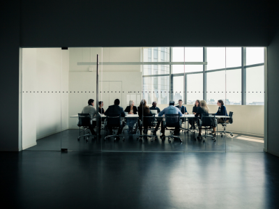 Persone che lavorano in sala riunioni