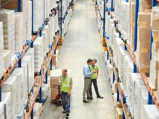 Operai al lavoro in una warehouse