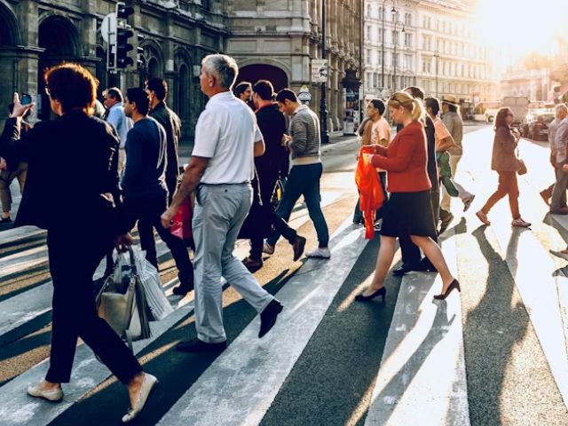 Tante persone camminano sulle strisce pedonali