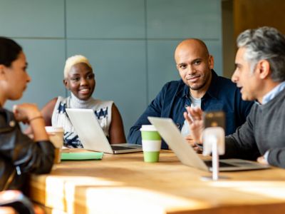 Persone che lavorano in sala riunioni