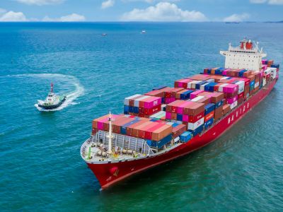 Nave cargo in mezzo al mare 