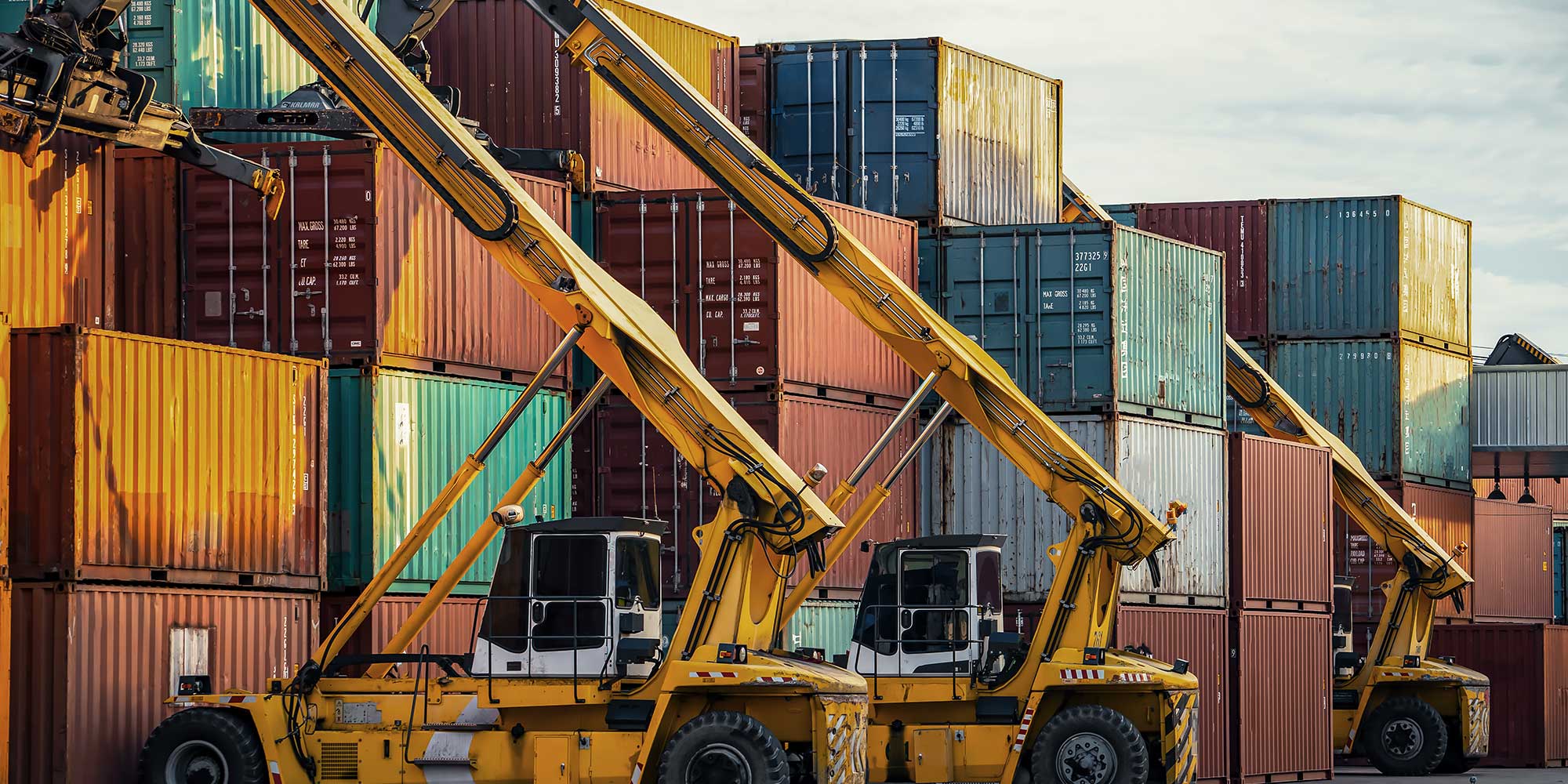 Kontenery i dźwigi