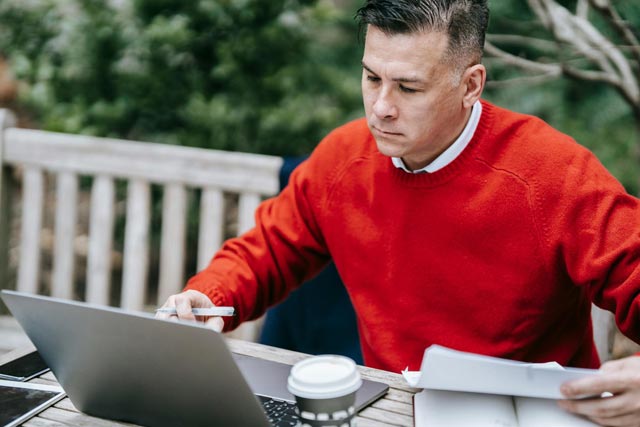 Man in fornt of laptop