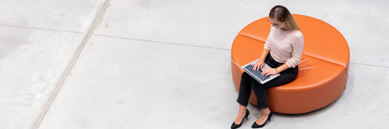 Femme d'affaires professionnelle qui travaille sur son ordinateur portable