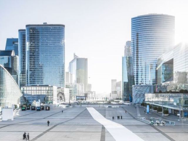 Vista panoramica del quartiere La Défense a Parigi con grattacieli moderni e piazza pedonale