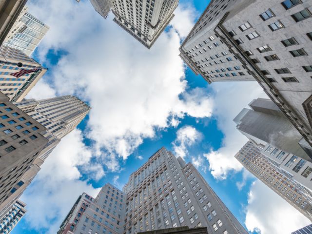 Vista dal basso dei palazzi a Wall Street a New York