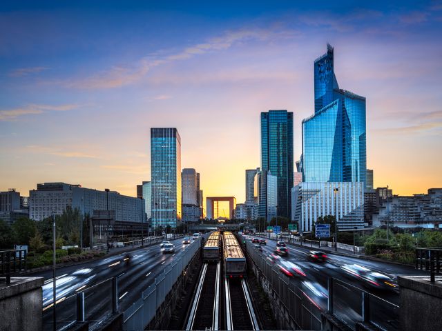 Vista panoramica dei palazzi nel distretto finanziario " La Défense" di Parigi