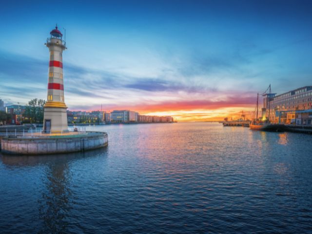 Porto al tramonto con faro