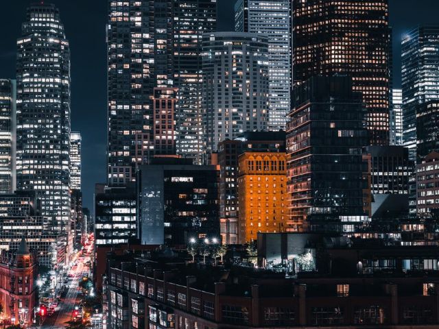 Vista di una città di notte con grattacieli illuminati