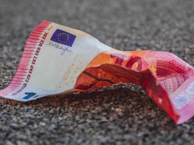 Banconota da dieci euro accartocciata