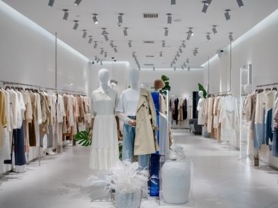 Boutique di abbigliamento con relle e manichini