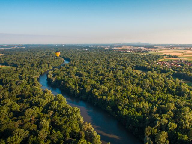 Fiume con vegetazione lungo gli argini