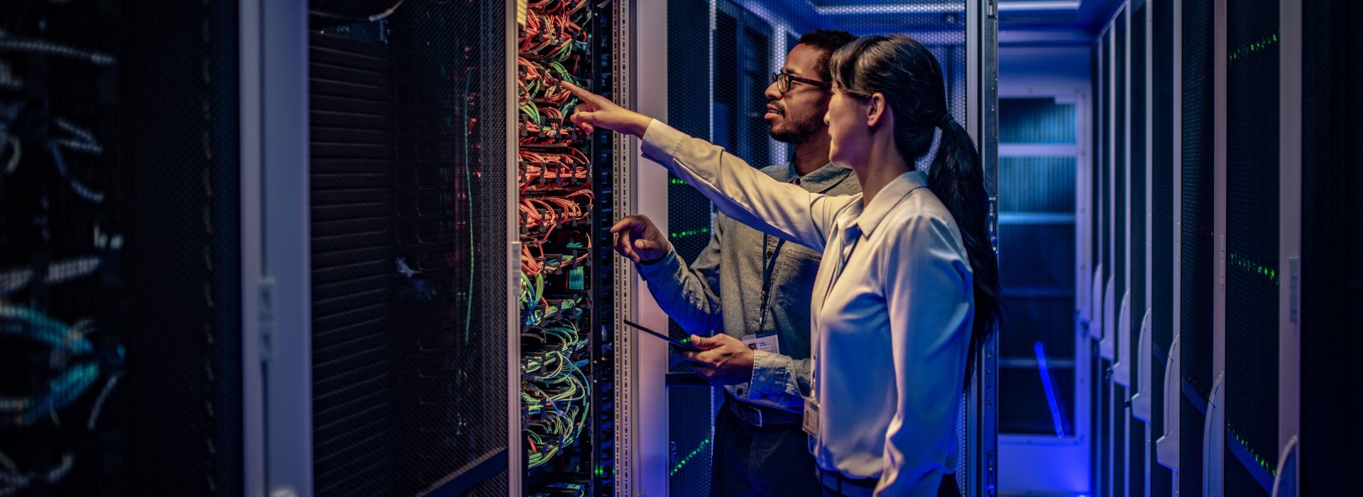 Due ingegneri che controllano i server