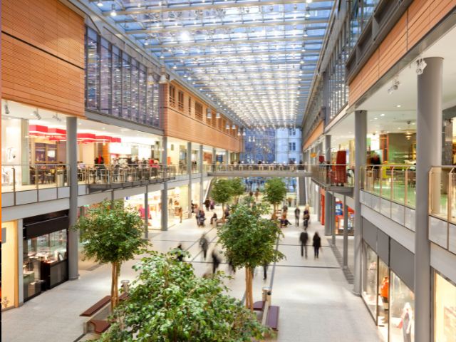 Centro commerciale con persone