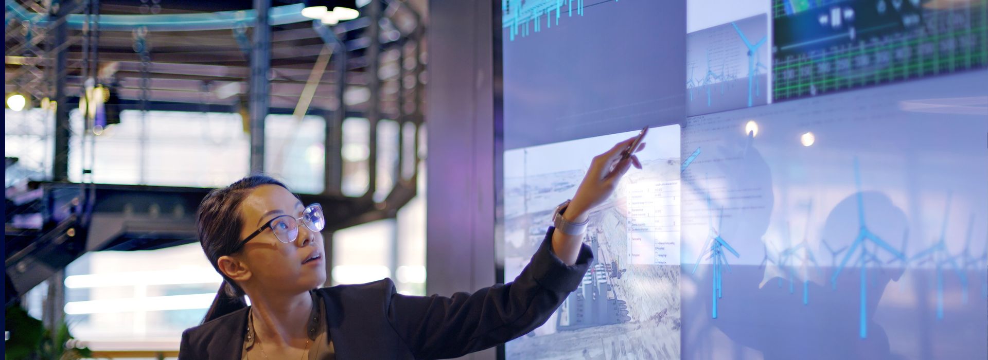Giovane relatrice che presenta dati su energie rinnovabili e produzione energetica tradizionale.