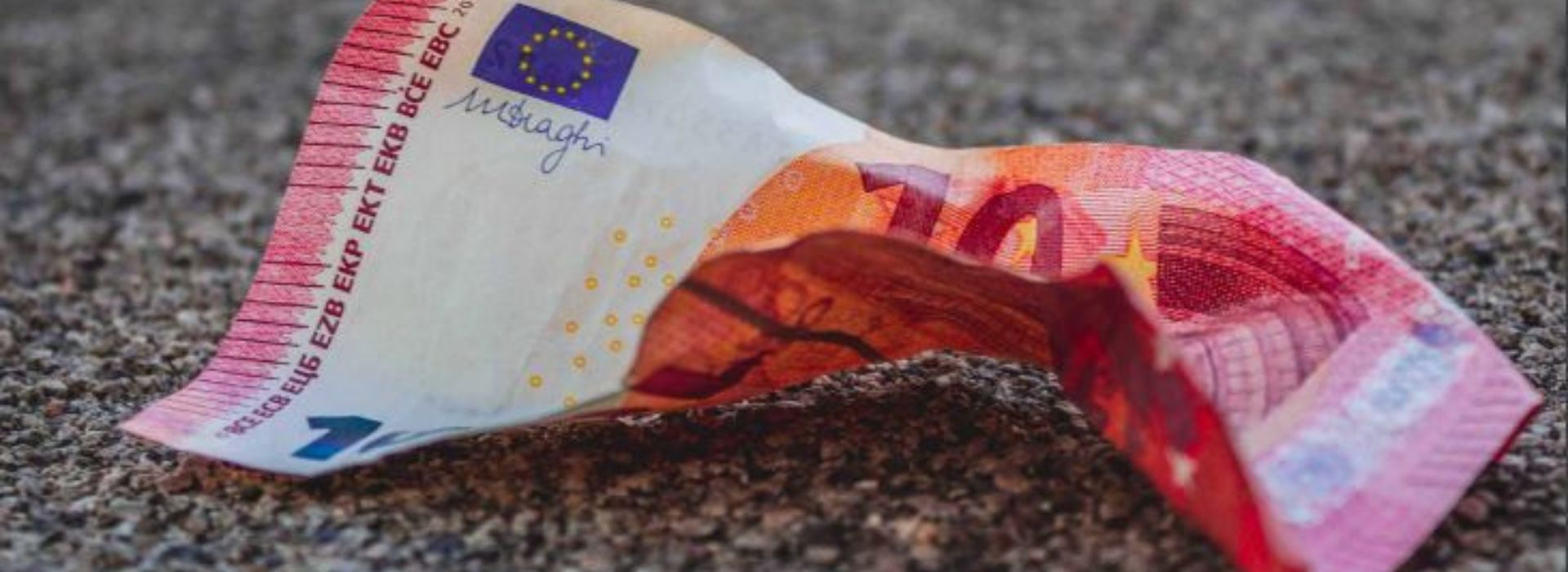 Banconota da 10 euro piegata