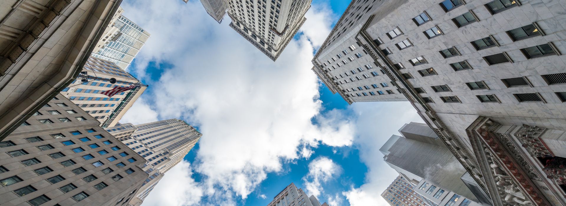 Vista dal basso di Wall Street a New York