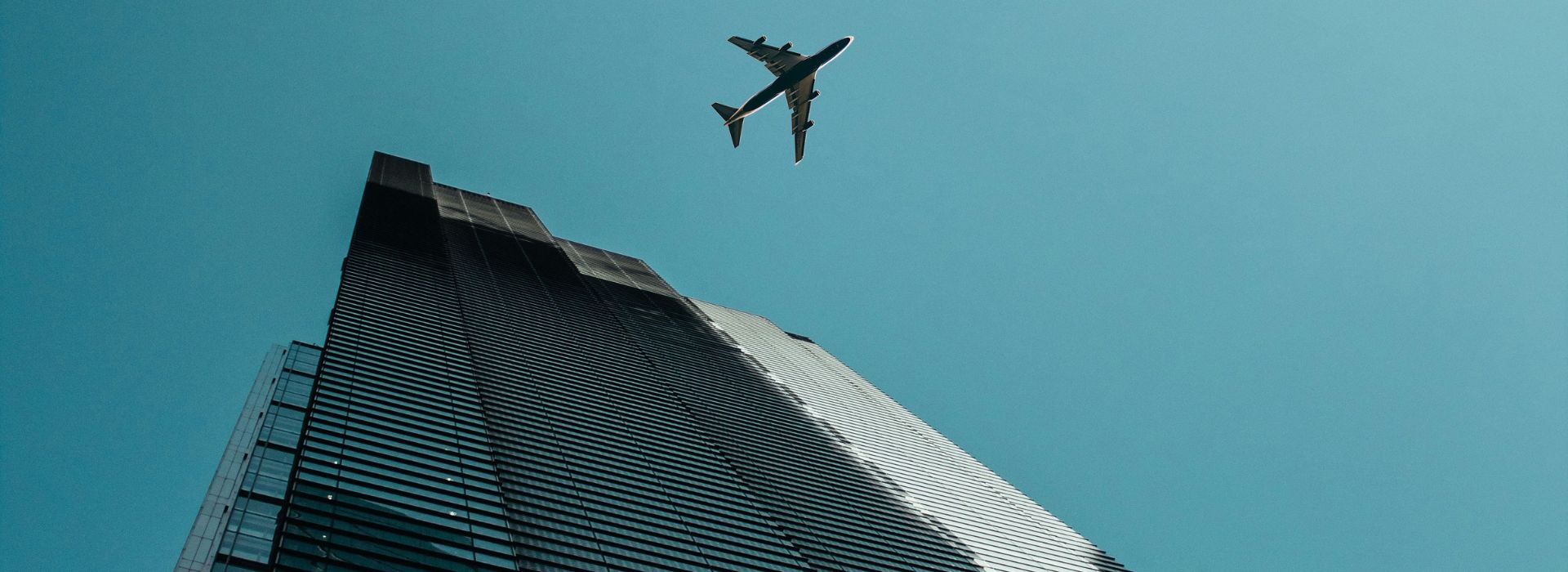 Un aereo vola sopra un grattacielo