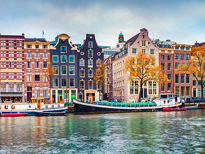Vista delle case colorate di Amsterdam dal fiume