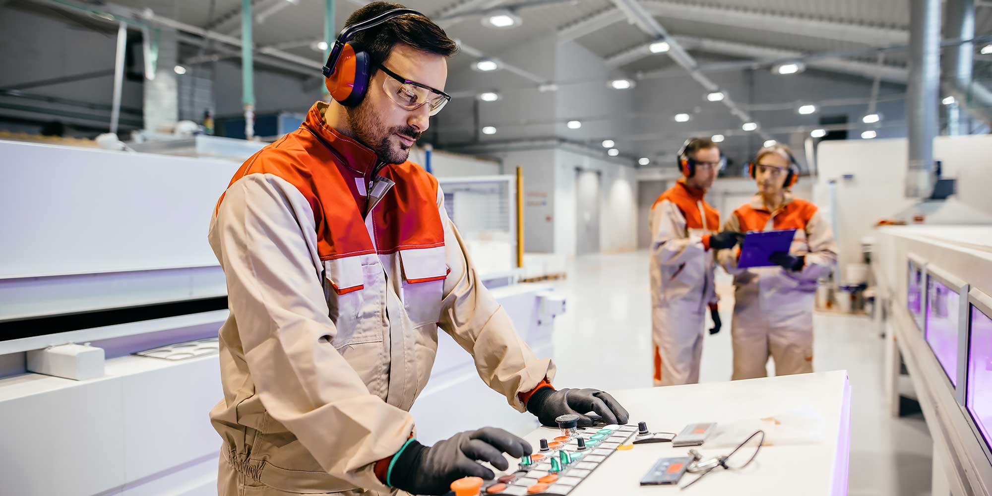 Mężczyzna pracujący przy komputerze