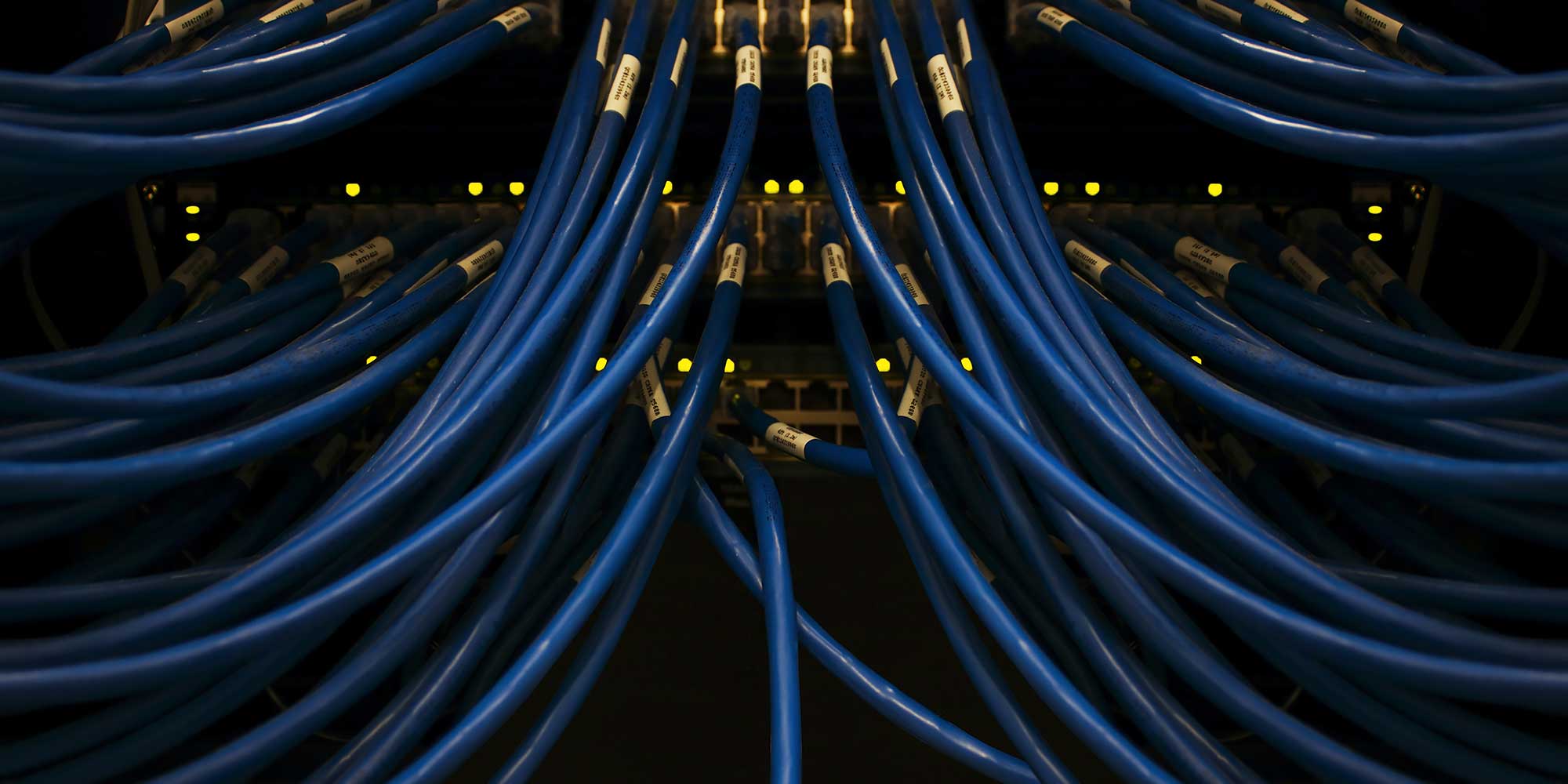 Wiele przewodów podłączonych do centrum danych