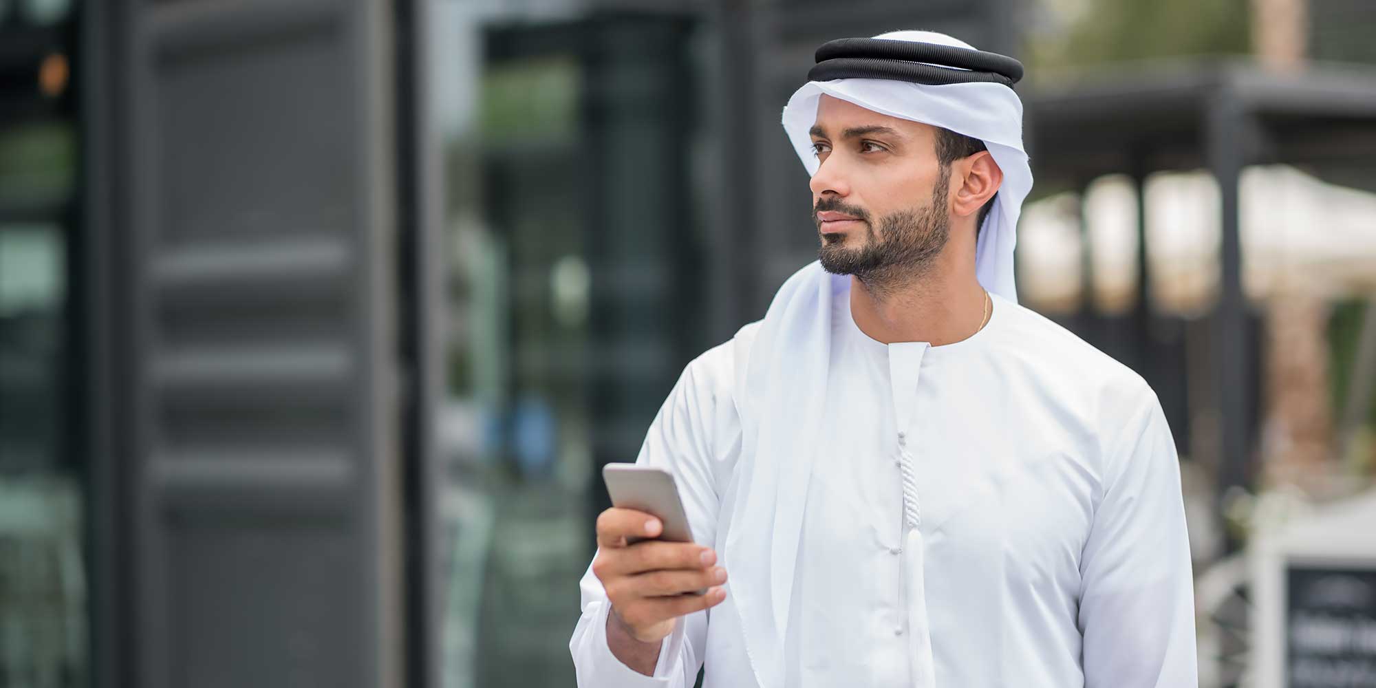 Mężczyzna z kraju Arabskiego z telefonem w ręku