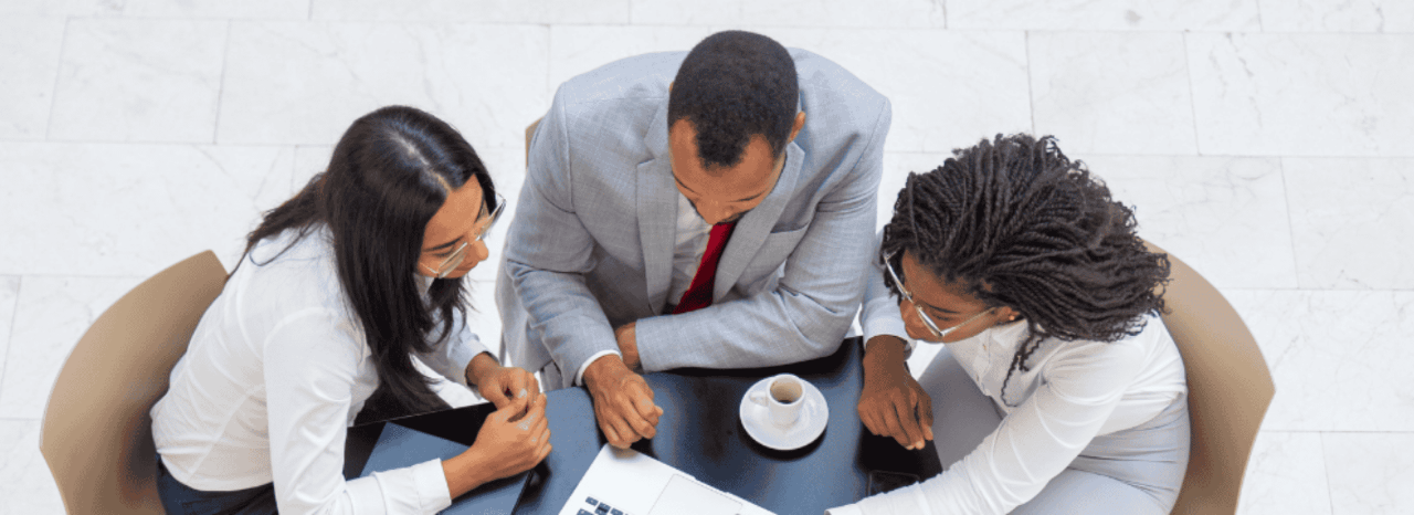 Equipa diversificada a trabalhar num projeto durante a pausa