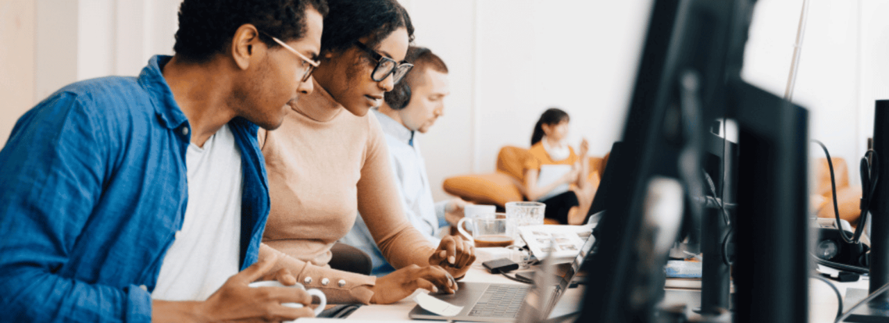 Dois colegas a trabalhar no escritório