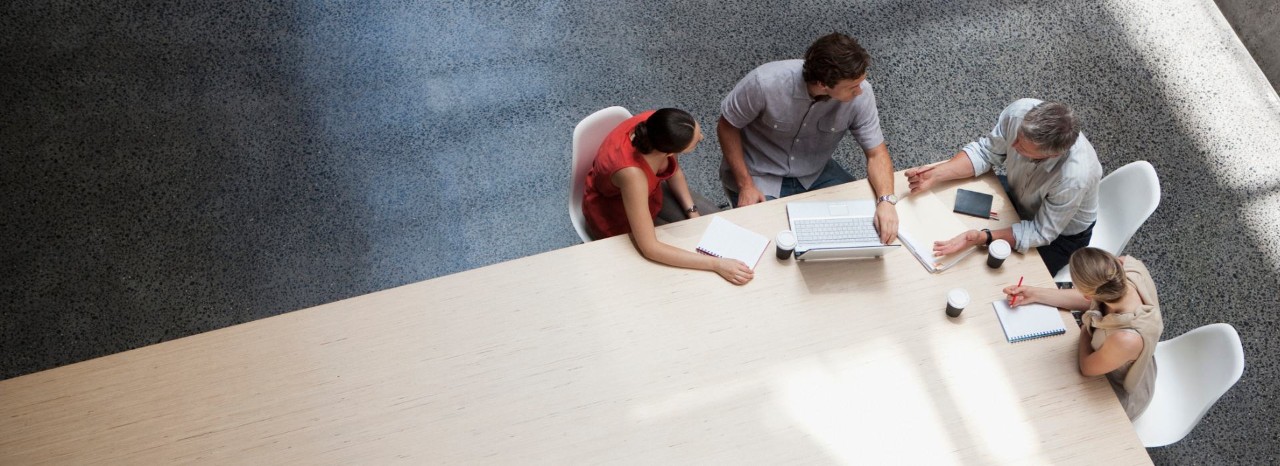 Quatro pessoas a reunir sobre a analise da Allianz Trade sobre tarifas