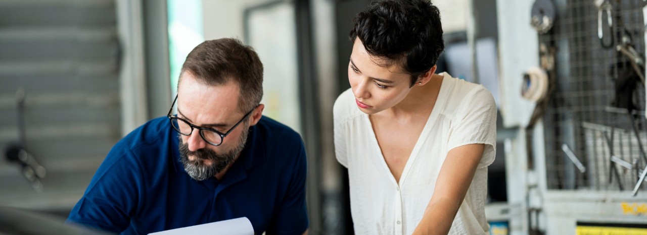 duas-pessoas-a-analisar-o-relatorio-de-insolvencia-da-allianz-trade