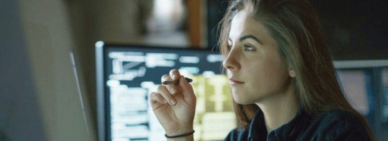 pessoa a ler o artigo da vida económica