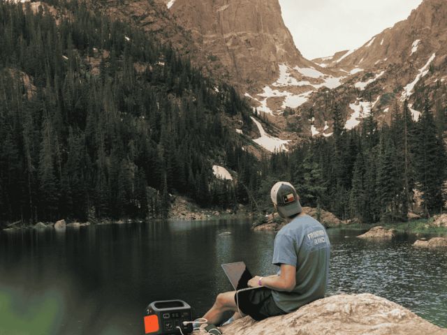 Homem a fazer turismo no meio da natureza