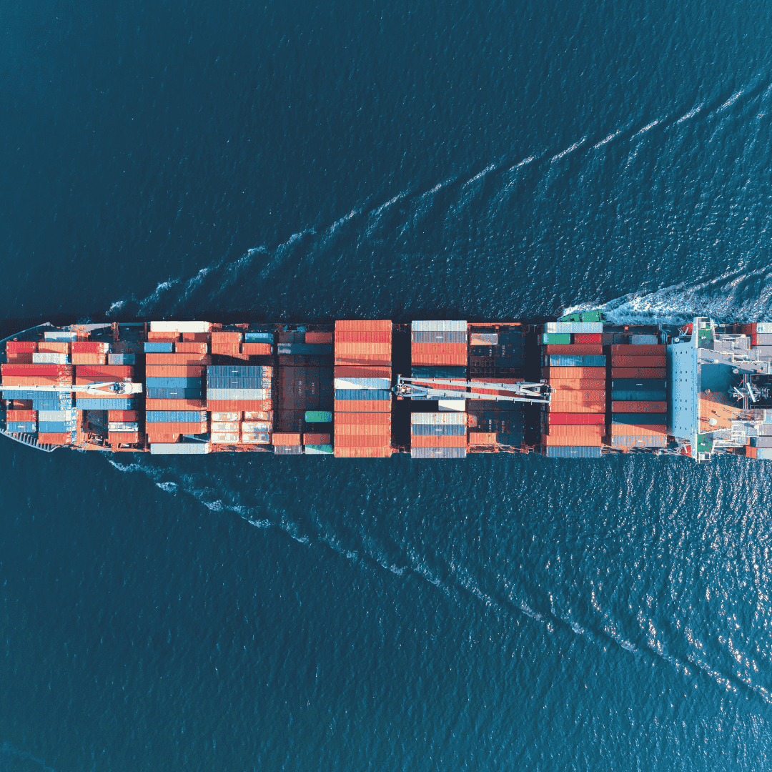 Barco Comercial a navegar com mercadorias de uma multinacional de média dimensão