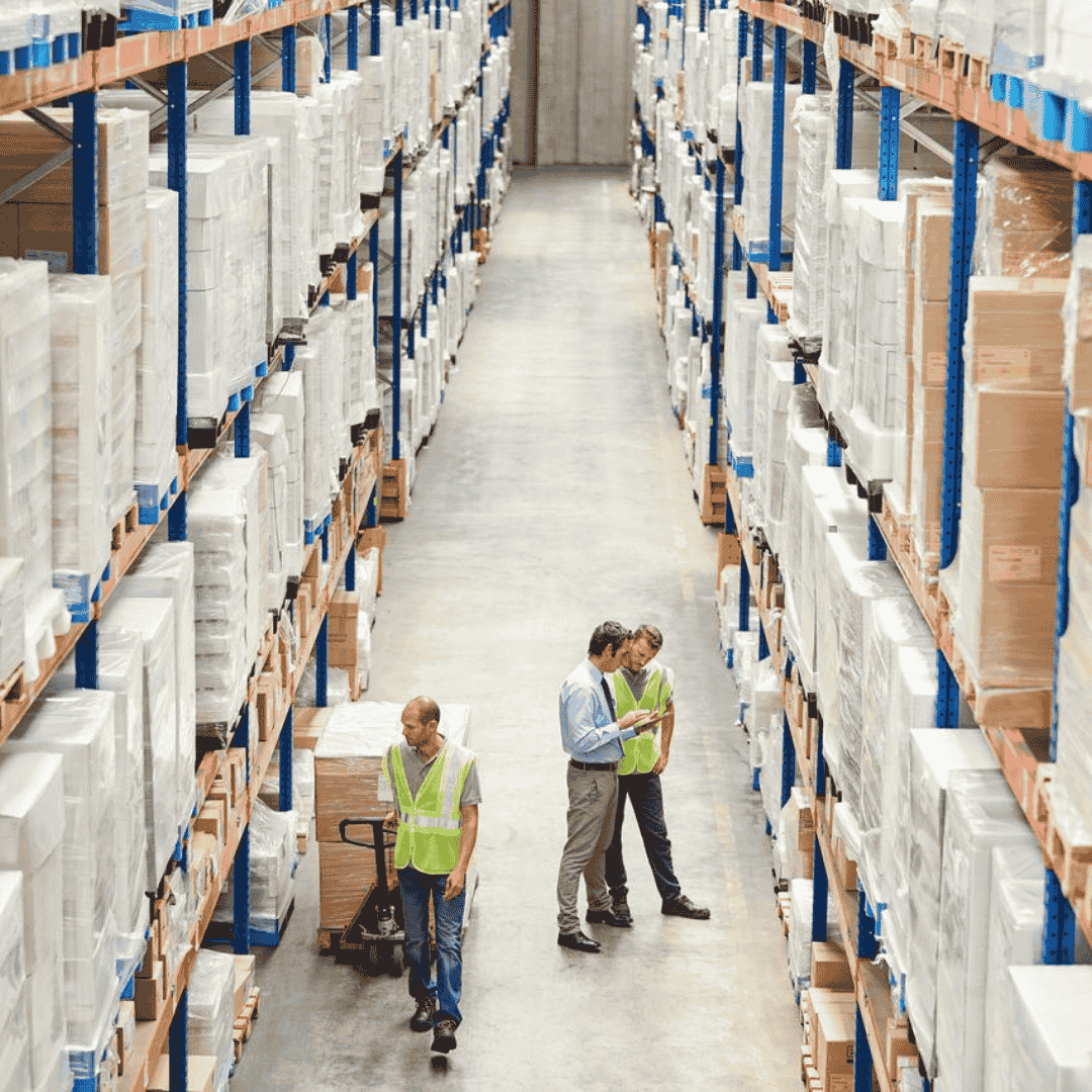 Três pessoas no armazém a analisar stock