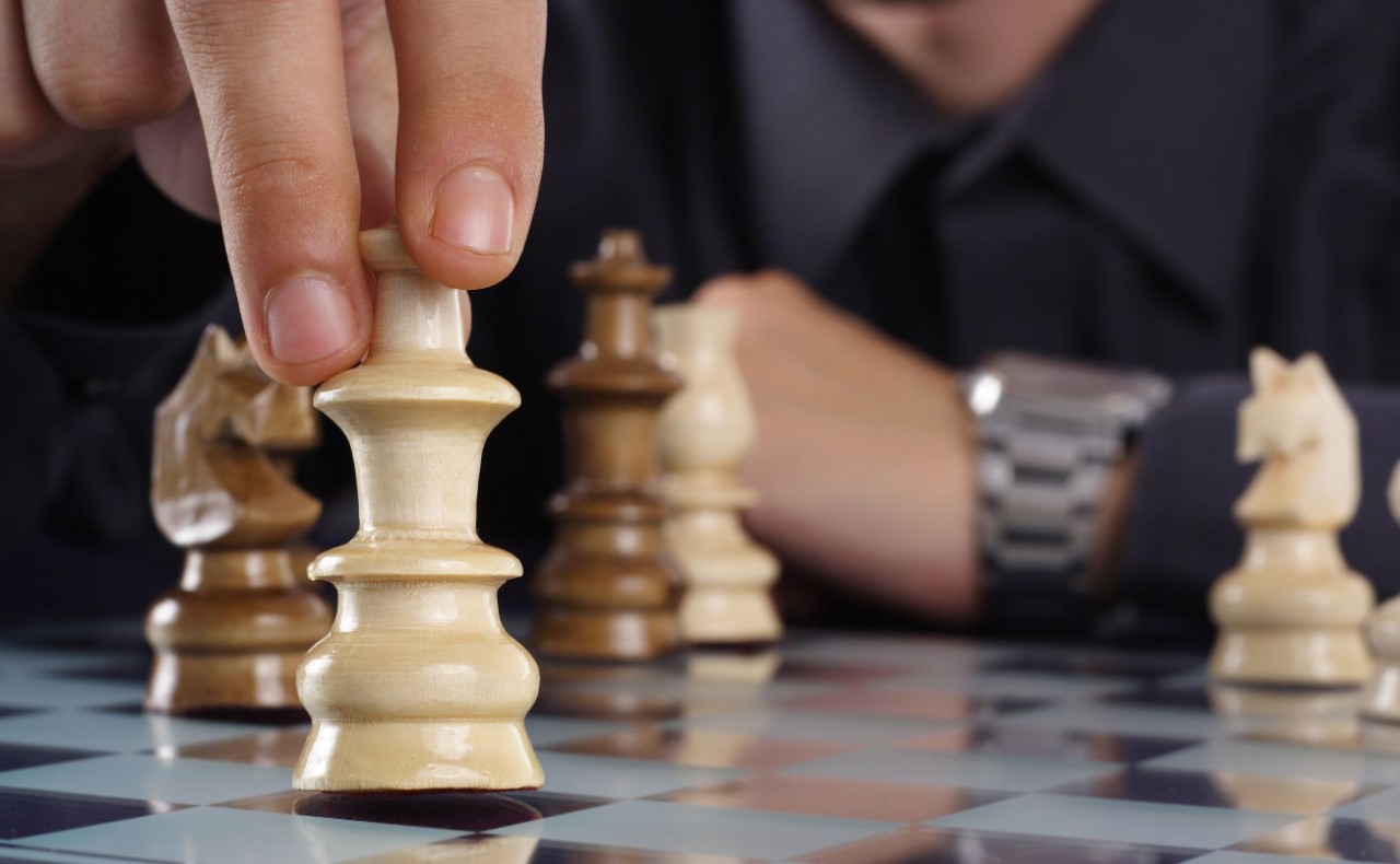一个下象棋的男人