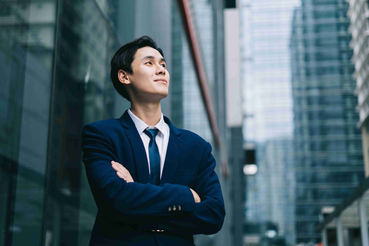 一個男人看著天空