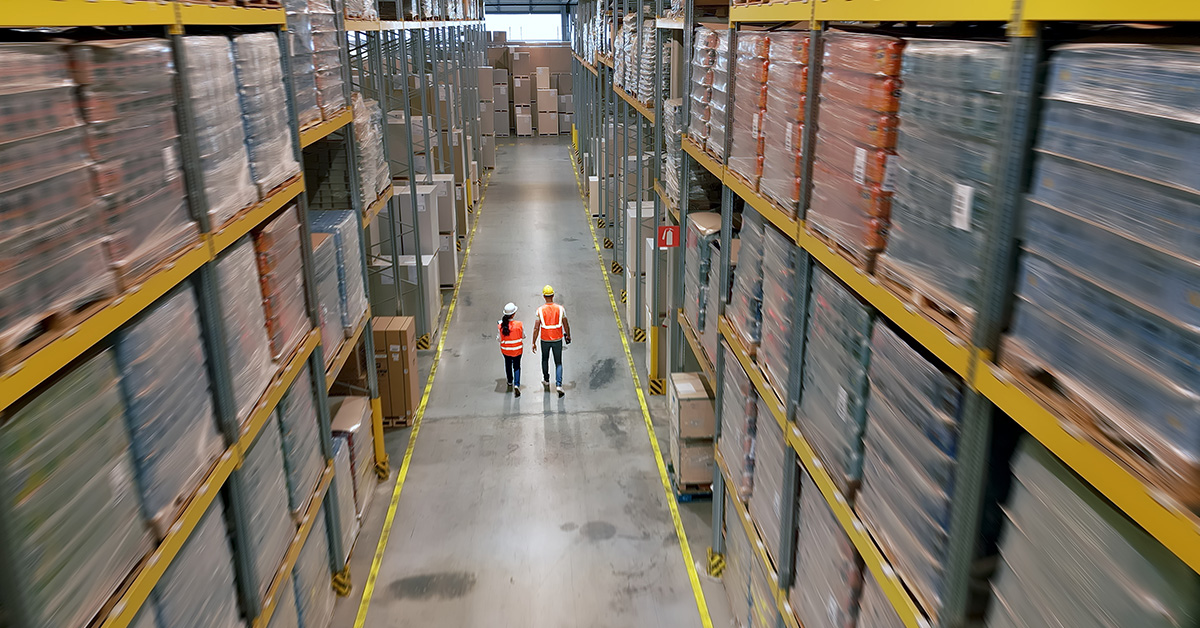 Deux personnes dans un centre de stockage
