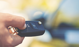Main tenant une clef de voiture