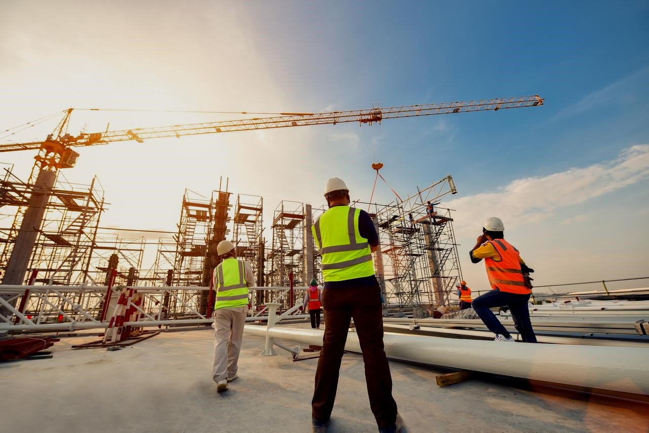 3 personnes sur un chantier immobilier