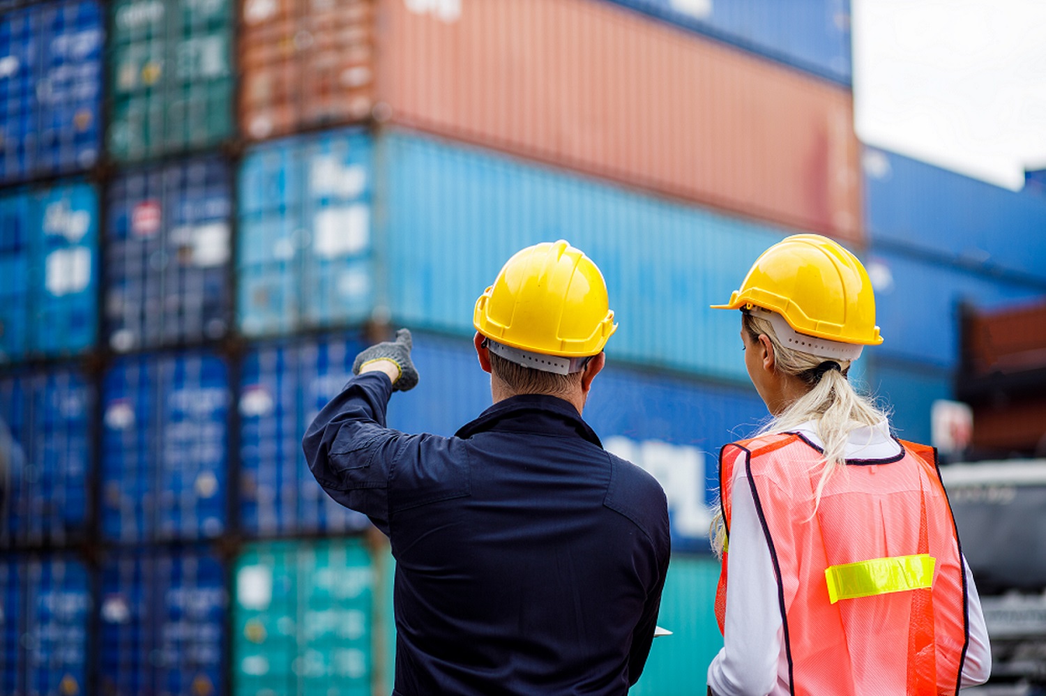 deux ouvriers visant des containers