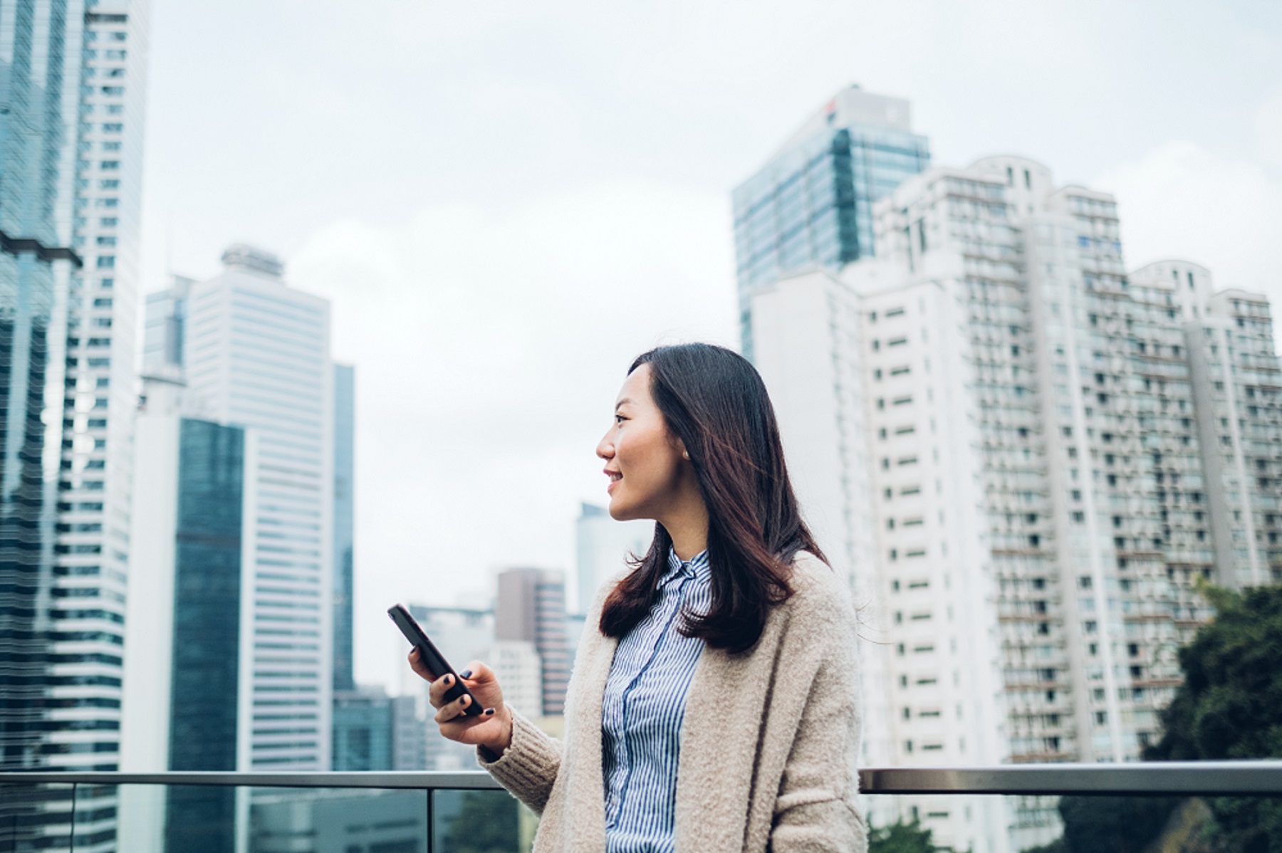 femme qui regarde à l'horizon avec un téléphone