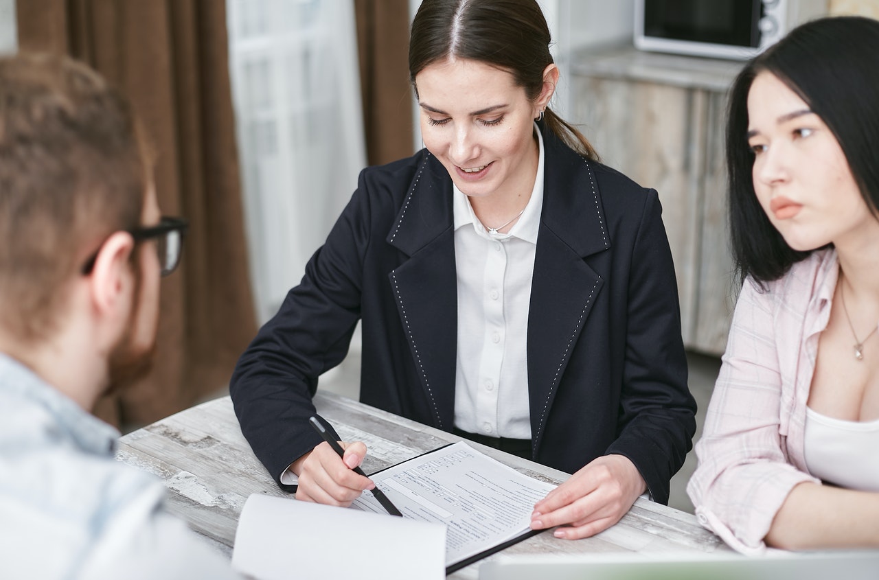 femme explique pourquoi un assureur pour vos cautions et garanties
